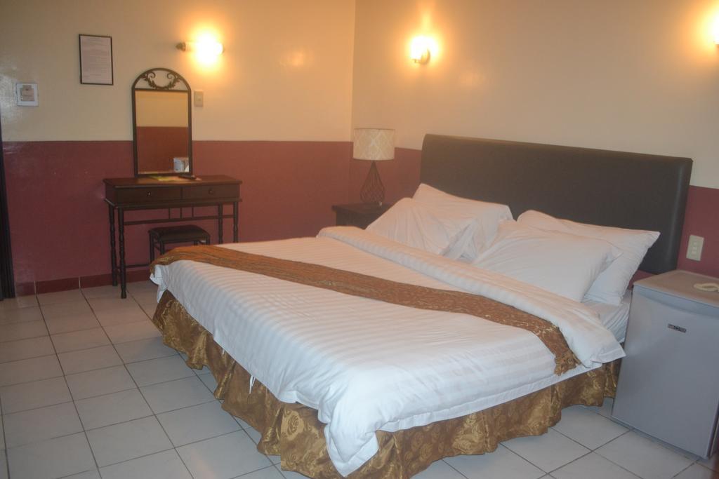 Dm Residente Hotel Inns & Villas Angeles Exterior photo