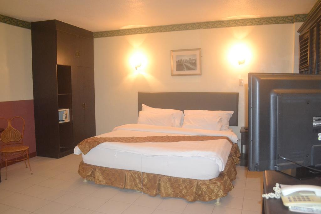 Dm Residente Hotel Inns & Villas Angeles Exterior photo